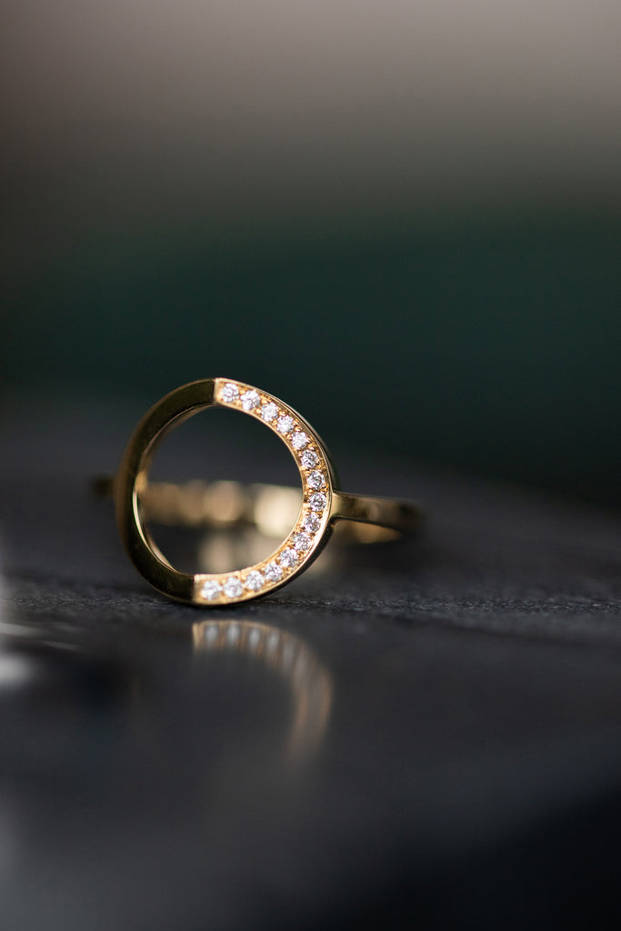 LE SECRET Bague Or jaune 18k demi-pavé - Maison Mouche bijoux classiques pas classiques