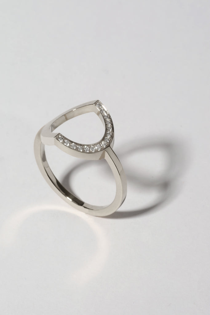 LE SECRET Bague Or blanc 18k demi-pavé - Maison Mouche bijoux classiques pas classiques