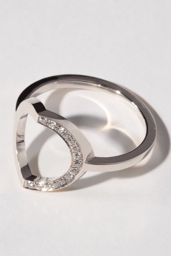 LE SECRET Bague Or blanc 18k demi-pavé - Maison Mouche bijoux classiques pas classiques