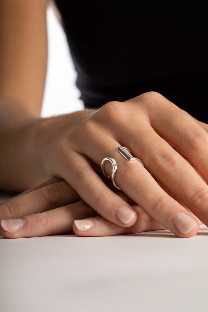 Bague Maison Mouche au design épuré et architectural, en argent 925 100% recyclé et tracé, fabriquée dans des ateliers eco-responsables en Italie. L'AVENTURE est un jeu d’oppositions et de ruptures entre courbes et segments. Les biais accentuent les perspectives, la lumière avive les angles et découpe les espaces.