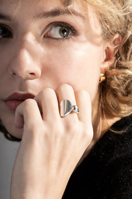 LA VOLUPTÉ, c'est une forme élémentaire et asymétrique, figée dans un léger glissement, c'est le déséquilibre parfait. Cette bague enveloppe le doigt sans l'emprisonner. Elle est imposante et en même temps légère, le parfait bijou pour se faire remarquer en toute discrétion. Le bijou de créateur original et intemporel. Fabriquée dans des ateliers joailliers en Italie, elle est en argent 100%  recyclé. 