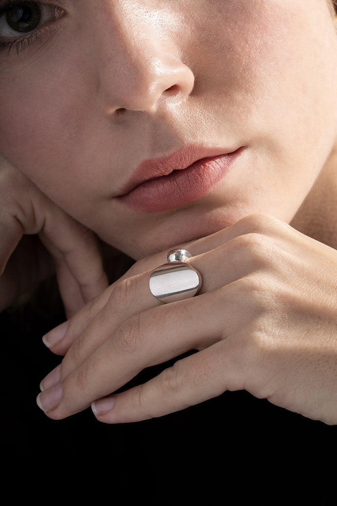 LA VOLUPTÉ, c'est une forme élémentaire et asymétrique, figée dans un léger glissement, c'est le déséquilibre parfait. Cette bague enveloppe le doigt sans l'emprisonner. Elle est imposante et en même temps légère, le parfait bijou pour se faire remarquer en toute discrétion. Le bijou de créateur original et intemporel. Fabriquée dans des ateliers joailliers en Italie, elle est en argent 100%  recyclé. 