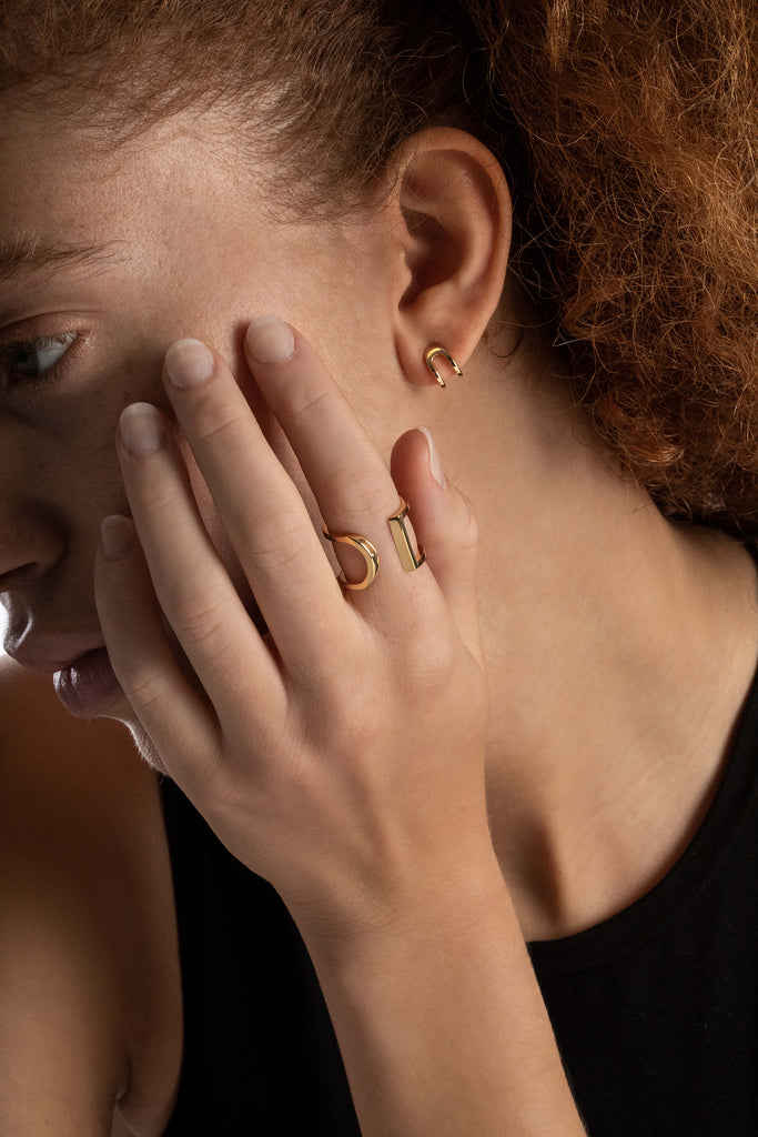 Bague Maison Mouche au design épuré et architectural, en vermeil 100% recyclé et tracé, fabriquée dans des ateliers eco-responsables en Italie. L'AVENTURE est un jeu d’oppositions et de ruptures entre courbes et segments. Les biais accentuent les perspectives, la lumière avive les angles et découpe les espaces.