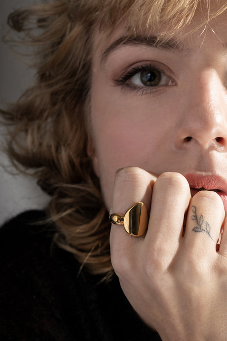 LA VOLUPTÉ, c'est une forme élémentaire et asymétrique, figée dans un léger glissement, c'est le déséquilibre parfait. Cette bague enveloppe le doigt sans l'emprisonner. Elle est imposante et en même temps légère, le parfait bijou pour se faire remarquer en toute discrétion. Le bijou de créateur original et intemporel. Fabriquée dans des ateliers joailliers en Italie, elle est en argent et or 100%  recyclé. 