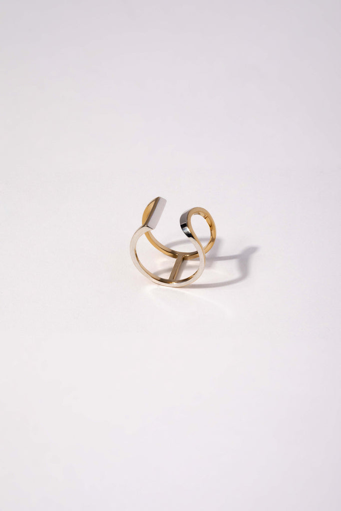 Bague Maison Mouche au design épuré et architectural, bicolore argent et vermeil 100% recyclés et tracés, fabriquée dans des ateliers eco-responsables en Italie. L'AVENTURE est un jeu d’oppositions et de ruptures entre courbes et segments. Les biais accentuent les perspectives, la lumière avive les angles et découpe les espaces.