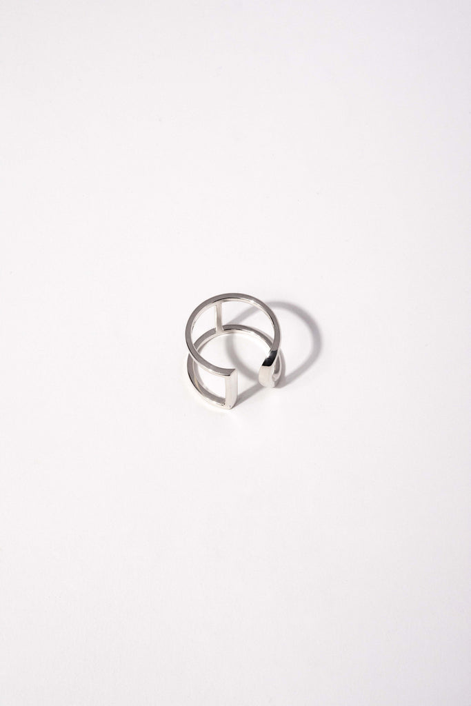 Bague Maison Mouche au design épuré et architectural, en argent 925 100% recyclé et tracé, fabriquée dans des ateliers eco-responsables en Italie. L'AVENTURE est un jeu d’oppositions et de ruptures entre courbes et segments. Les biais accentuent les perspectives, la lumière avive les angles et découpe les espaces.