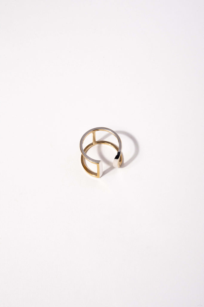 Bague Maison Mouche au design épuré et architectural, bicolore argent et vermeil 100% recyclés et tracés, fabriquée dans des ateliers eco-responsables en Italie. L'AVENTURE est un jeu d’oppositions et de ruptures entre courbes et segments. Les biais accentuent les perspectives, la lumière avive les angles et découpe les espaces.