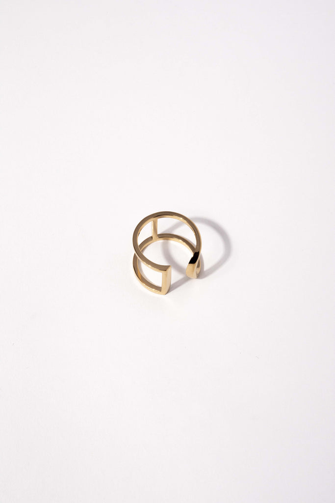 Bague Maison Mouche au design épuré et architectural, en vermeil 100% recyclé et tracé, fabriquée dans des ateliers eco-responsables en Italie. L'AVENTURE est un jeu d’oppositions et de ruptures entre courbes et segments. Les biais accentuent les perspectives, la lumière avive les angles et découpe les espaces.