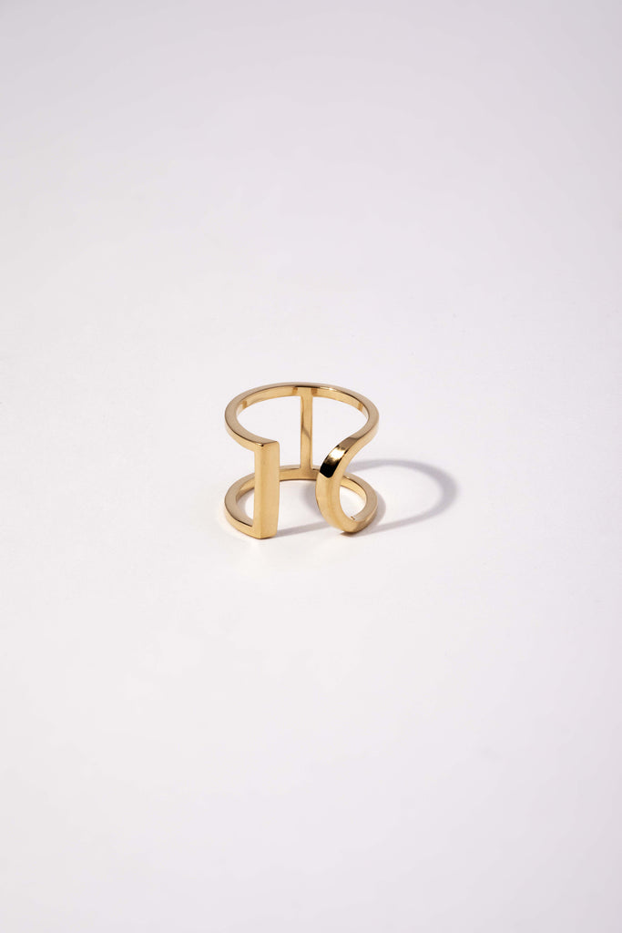 Bague Maison Mouche au design épuré et architectural, en vermeil 100% recyclé et tracé, fabriquée dans des ateliers eco-responsables en Italie. L'AVENTURE est un jeu d’oppositions et de ruptures entre courbes et segments. Les biais accentuent les perspectives, la lumière avive les angles et découpe les espaces.