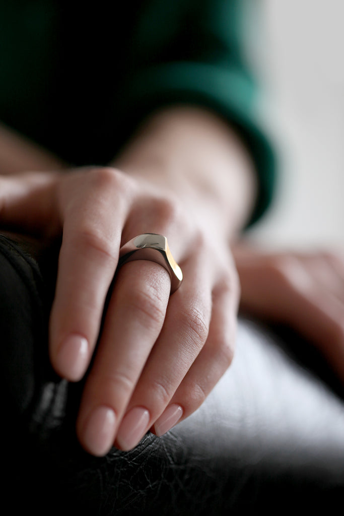 Notre nouvelle bague bicolore : Une vague douce et lumineuse. Cette bague asymétrique et audacieuse est très confortable, le creux doré de la courbe est une invitation à caresser le galbe de cette contre-forme. Une ergonomie parfaite ! Fabriquée en Italie, labels RJC et COC. Argent 925 et vermeil 100% recyclé Épaisseur au plus haut : 6mm