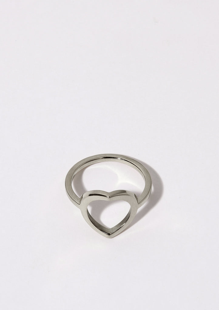 Bague Maison Mouche cercle ou coeur ? Un design épuré et minimaliste, en argent 100% recyclé et tracé, fabriquée dans des ateliers eco-responsables en Italie. La bague LE SECRET s’inspire des fascinants procédés optiques de l’anamorphose. Selon l'angle de vue, vous y verrez tantôt un cercle parfait, tantôt un croissant, tantôt un coeur dissimulé. 
