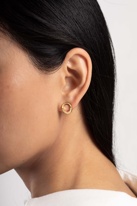 Boucles d'oreille Maison Mouche, cercle ou coeur ? Ces boucles soulignent le dessin de l'oreille et offrent une lecture surprenante de leur forme. Design épuré et minimaliste, en vermeil 100% recyclé et tracé, fabriquées dans des ateliers eco-responsables en Italie. La collection LE SECRET s’inspire des fascinants procédés optiques de l’anamorphose. Selon l'angle de vue, vous y verrez tantôt un cercle parfait, tantôt un croissant, tantôt un coeur dissimulé.