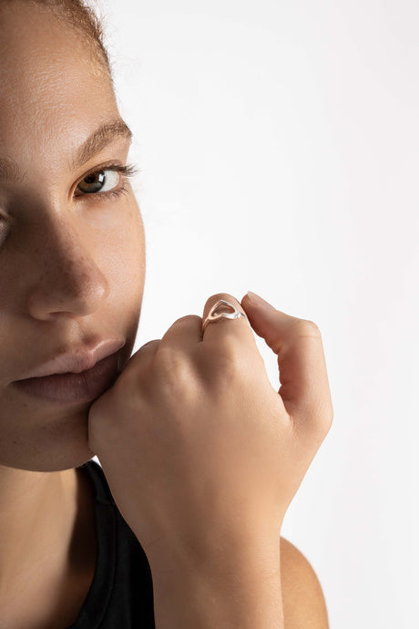 Bague Maison Mouche cercle ou coeur ? Un design épuré et minimaliste, en argent 100% recyclé et tracé, fabriquée dans des ateliers eco-responsables en Italie. La bague LE SECRET s’inspire des fascinants procédés optiques de l’anamorphose. Selon l'angle de vue, vous y verrez tantôt un cercle parfait, tantôt un croissant, tantôt un coeur dissimulé.