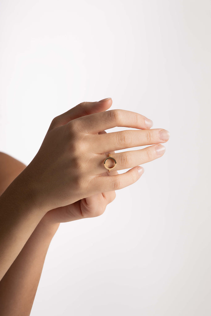 Bague Maison Mouche cercle ou coeur ? Un design épuré et minimaliste, en vermeil 100% recyclé et tracé, fabriquée dans des ateliers eco-responsables en Italie. La bague LE SECRET s’inspire des fascinants procédés optiques de l’anamorphose. Selon l'angle de vue, vous y verrez tantôt un cercle parfait, tantôt un croissant, tantôt un coeur dissimulé.
