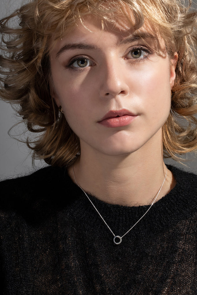 Collier Maison Mouche cercle ou coeur ? Un design épuré et minimaliste, en argent 925 100% recyclé et tracé, fabriqué dans des ateliers éco-responsables en Italie. Le collier LE SECRET s’inspire des fascinants procédés optiques de l’anamorphose. Selon l'angle de vue, vous y verrez tantôt un cercle parfait, tantôt un croissant, tantôt un coeur dissimulé.