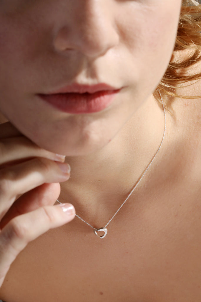 Collier Maison Mouche cercle ou coeur ? Un design épuré et minimaliste, en argent 925 100% recyclé et tracé, fabriqué dans des ateliers éco-responsables en Italie. Le collier LE SECRET s’inspire des fascinants procédés optiques de l’anamorphose. Selon l'angle de vue, vous y verrez tantôt un cercle parfait, tantôt un croissant, tantôt un coeur dissimulé.