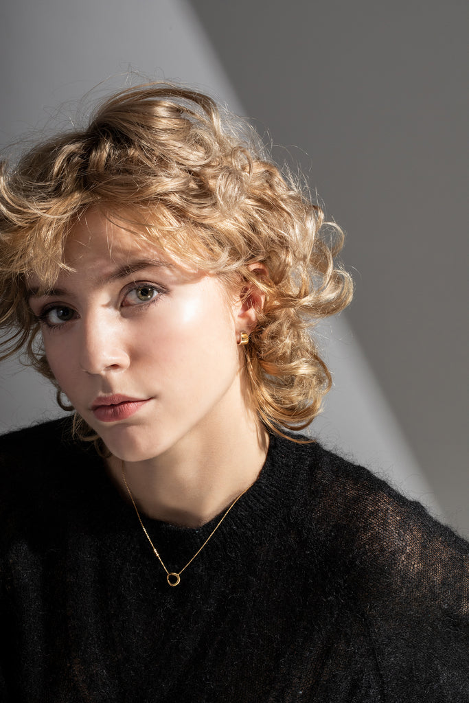 Collier Maison Mouche cercle ou coeur ? Un design épuré et minimaliste, en vermeil 100% recyclé et tracé, fabriqué dans des ateliers éco-responsables en Italie. Le collier LE SECRET s’inspire des fascinants procédés optiques de l’anamorphose. Selon l'angle de vue, vous y verrez tantôt un cercle parfait, tantôt un croissant, tantôt un coeur dissimulé.