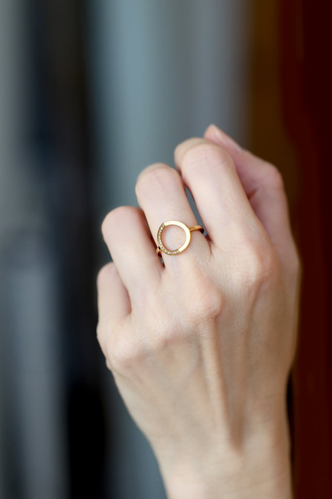 LE SECRET Bague Or jaune 18k demi-pavé - Maison Mouche bijoux classiques pas classiques